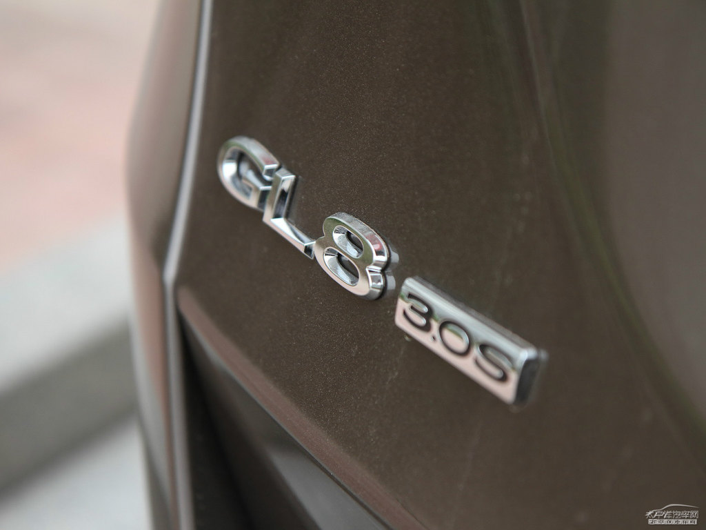 琥珀金別克GL8車尾外觀圖片