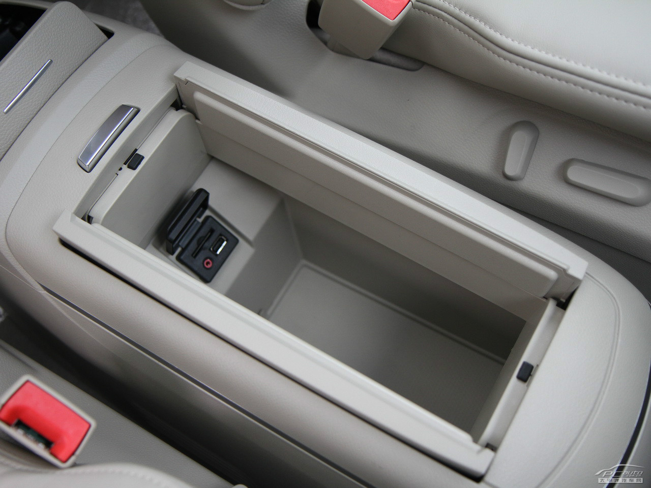 別克GL8空間高清大圖