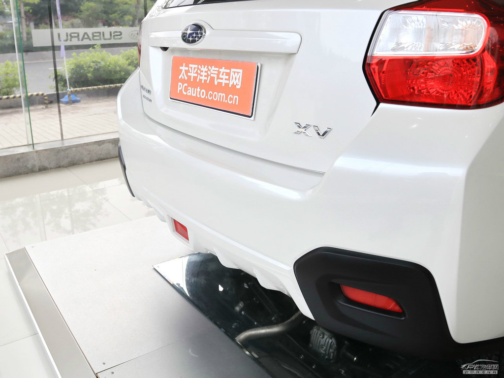 珍珠綢緞白斯巴魯XV車尾外觀圖片