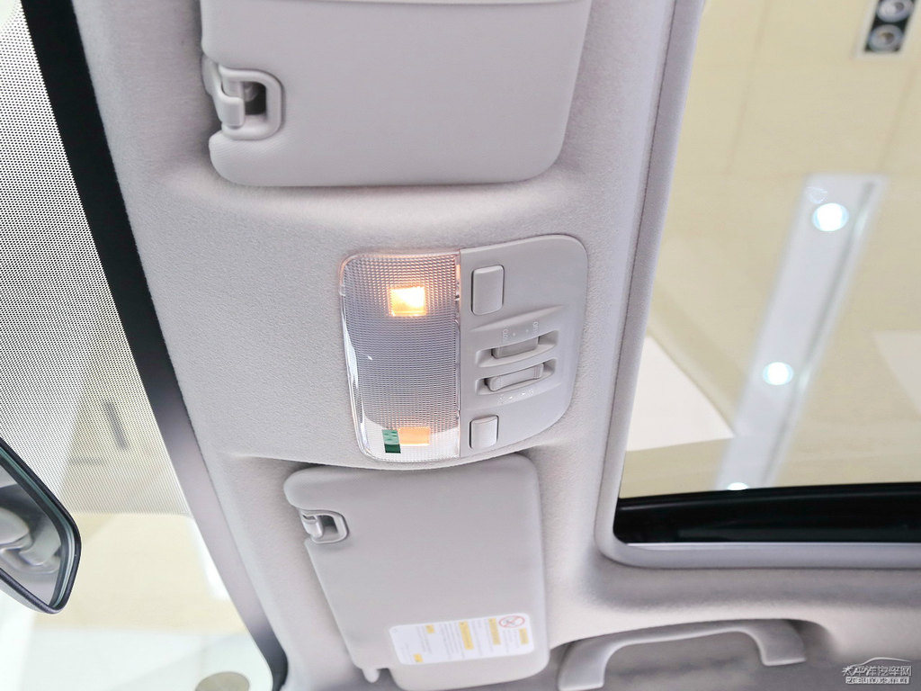 珍珠綢緞白斯巴魯XV車廂內(nèi)飾圖片