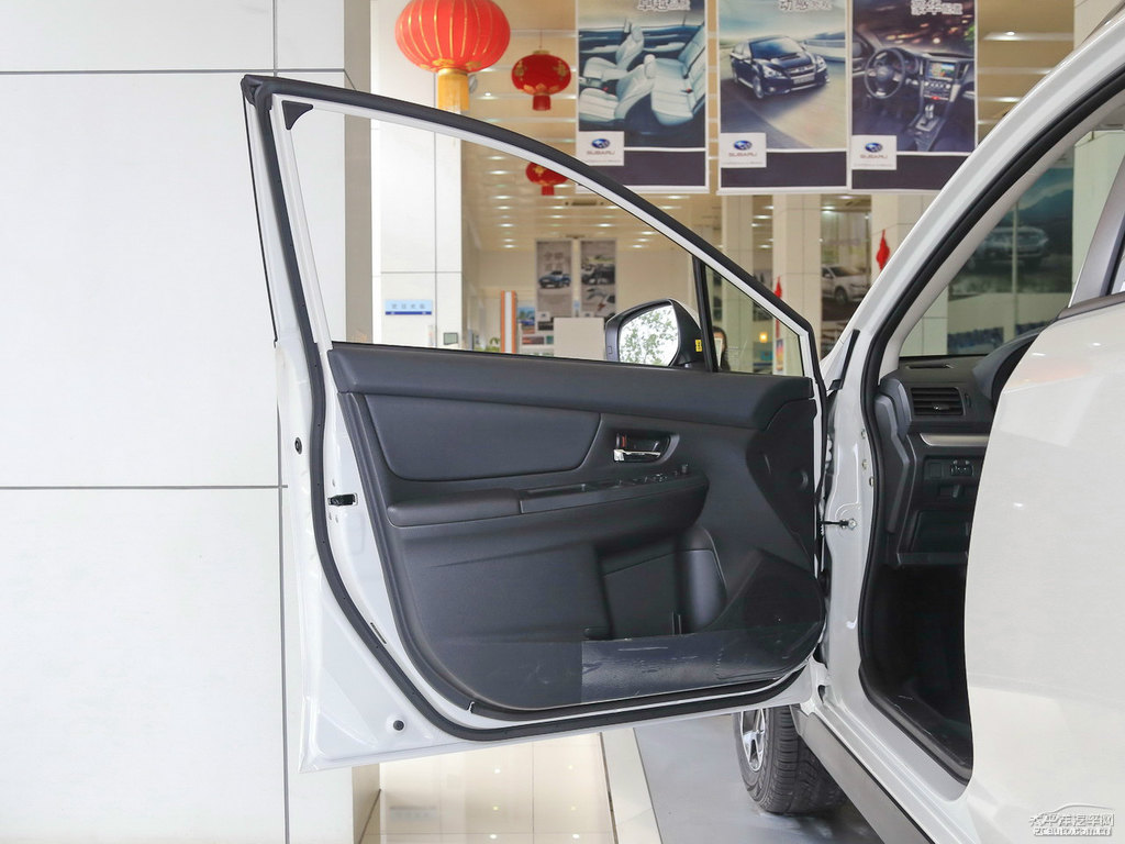 珍珠綢緞白斯巴魯XV車廂內(nèi)飾圖片