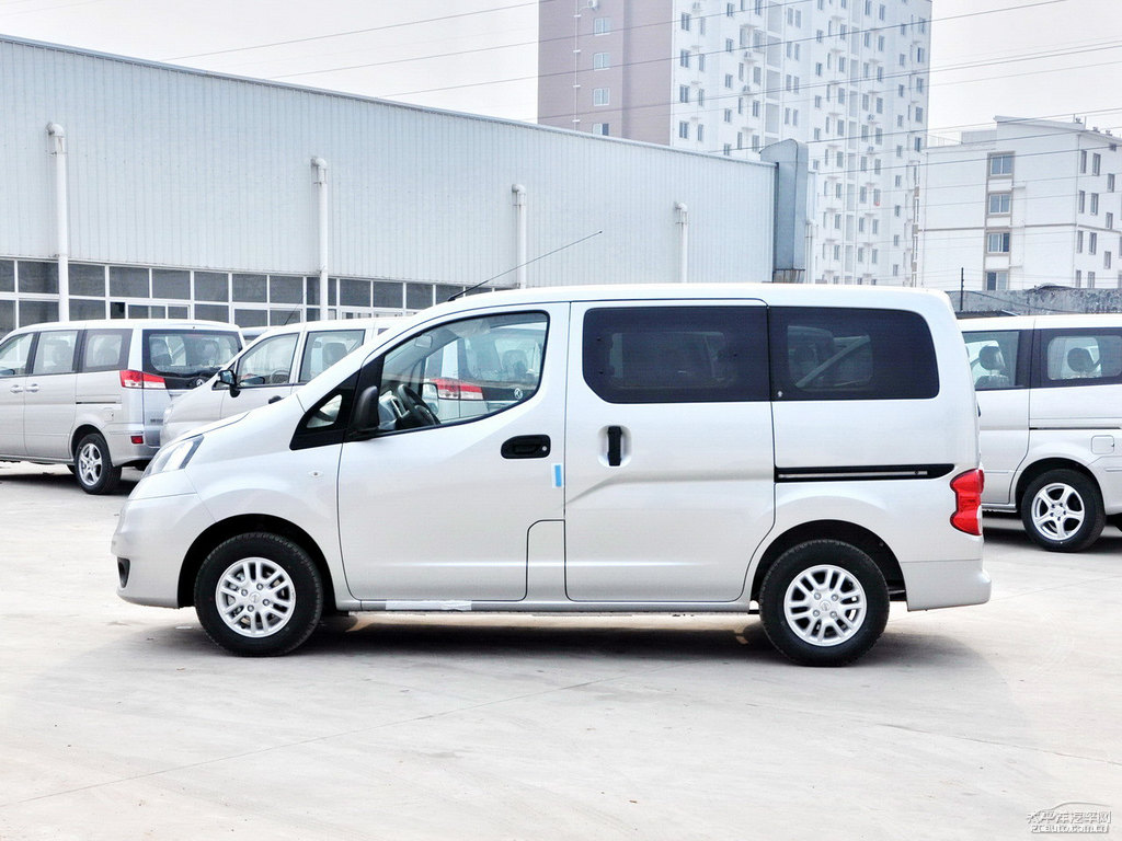 沙灘銀日產(chǎn)NV200整車外觀外觀圖片