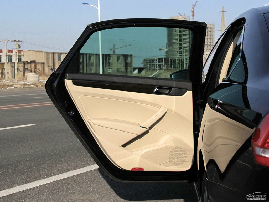 金黑帕薩特車廂內(nèi)飾圖片