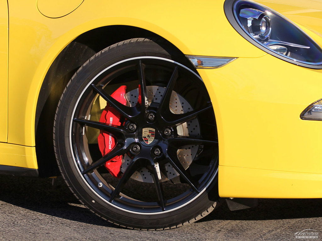 競(jìng)速黃保時(shí)捷911車(chē)身外觀圖片