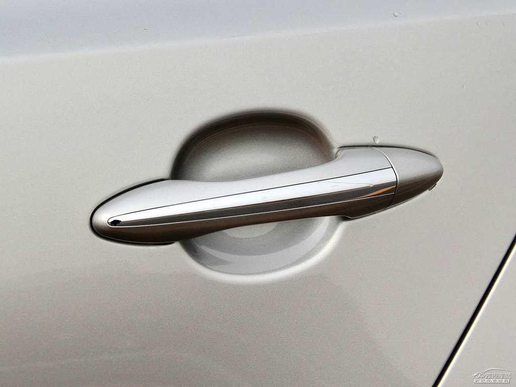 鉆石銀起亞K5凱酷車身外觀圖片