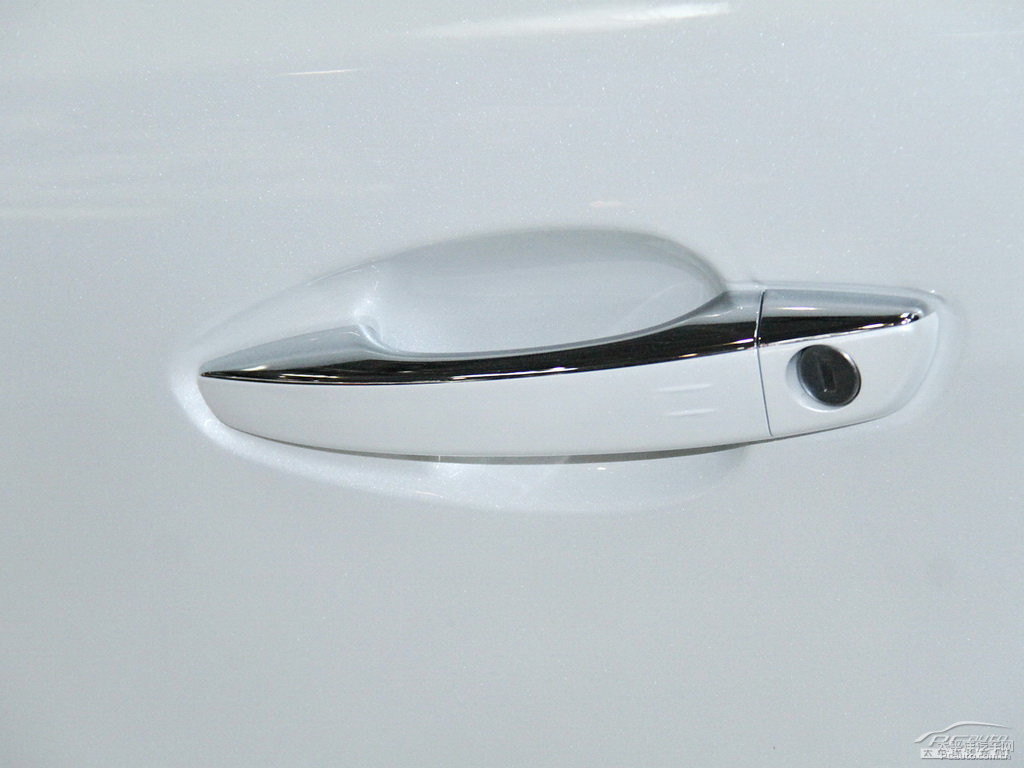 珠光白標(biāo)致408車身外觀圖片