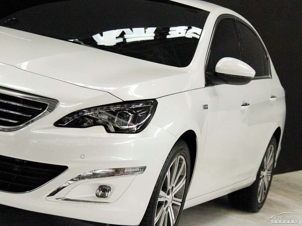 珠光白標(biāo)致408車身外觀圖片