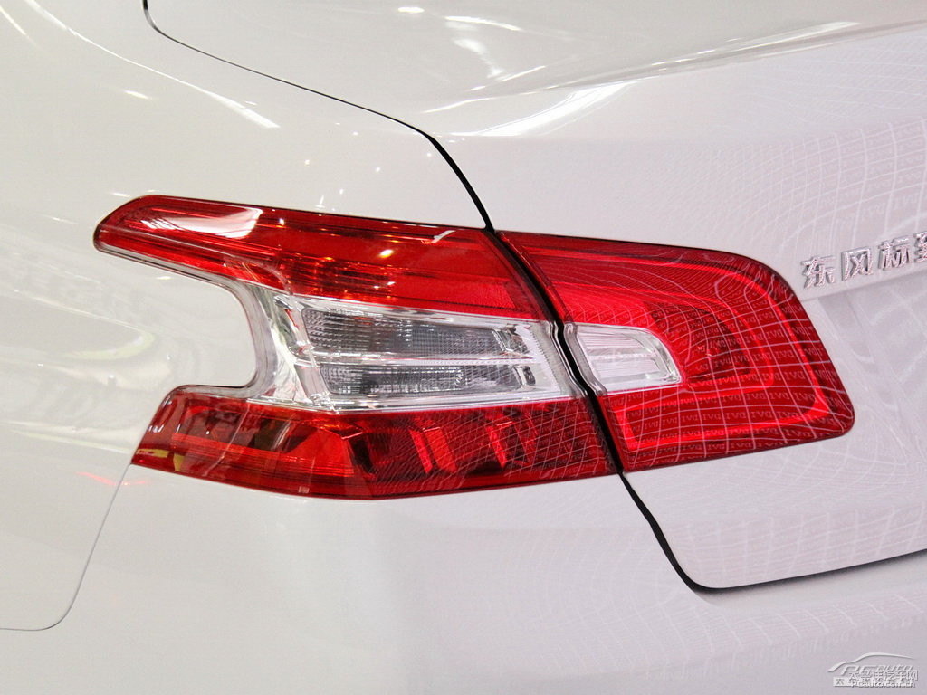 珠光白標(biāo)致408車(chē)尾外觀圖片