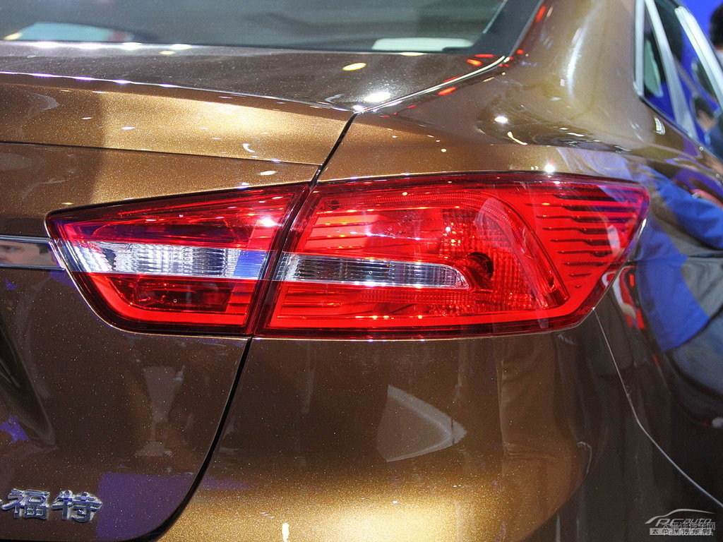 豪情棕福睿斯車尾外觀圖片