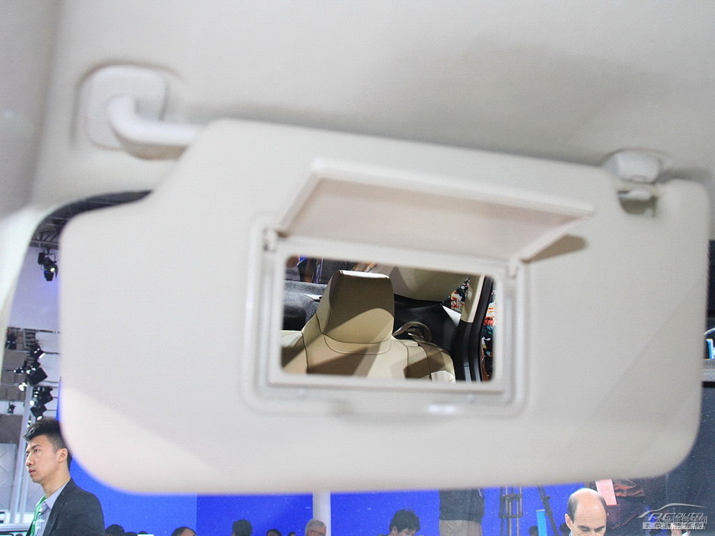豪情棕福睿斯車廂內飾圖片
