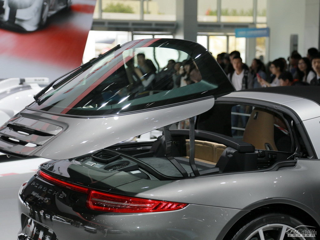 GT銀保時(shí)捷911車尾外觀圖片