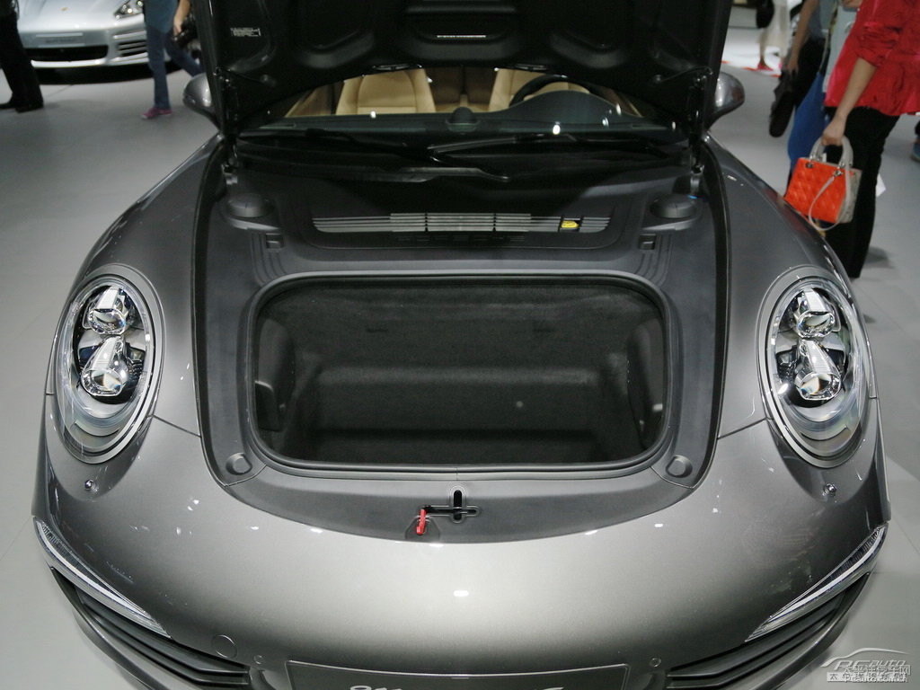 GT銀保時(shí)捷911后備廂空間圖片