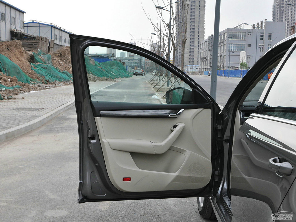 潮流灰明銳車廂內(nèi)飾圖片