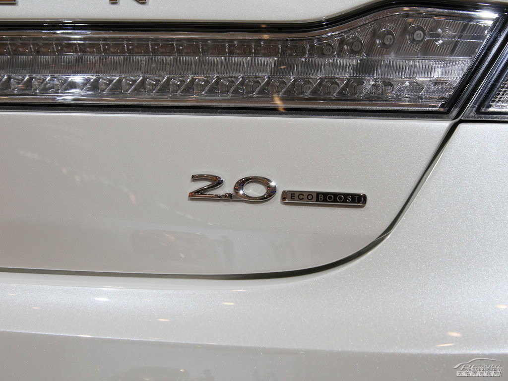 鉑鉆白林肯MKZ車尾外觀圖片