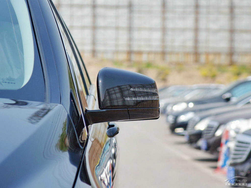 奔馳R級(jí)外觀高清大圖