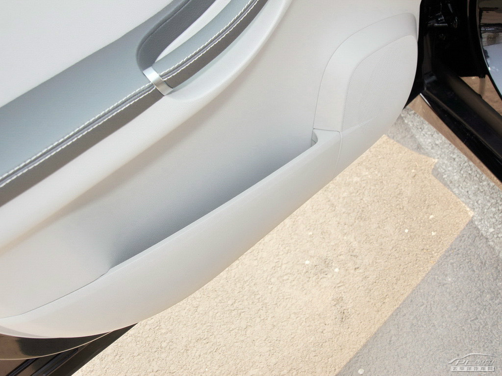 奔馳R級(jí)空間高清大圖