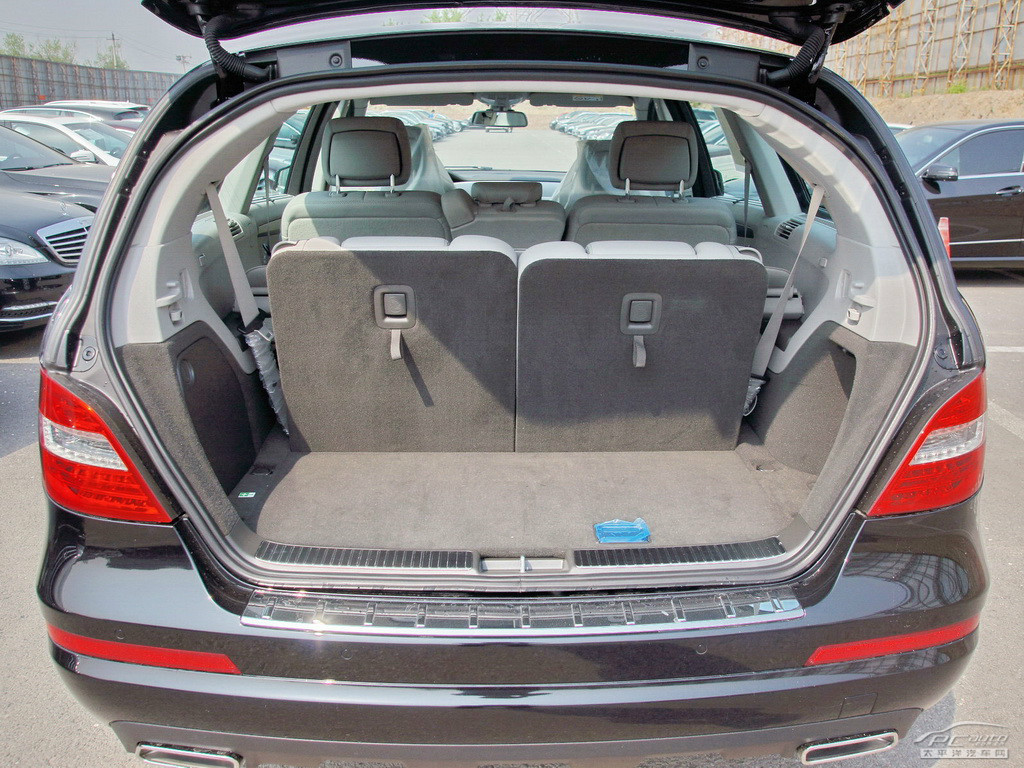 奔馳R級空間高清大圖