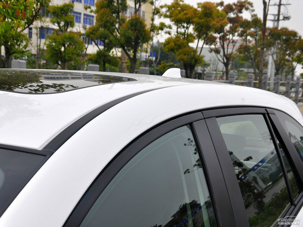 珠光白馬自達CX-5車身外觀圖片