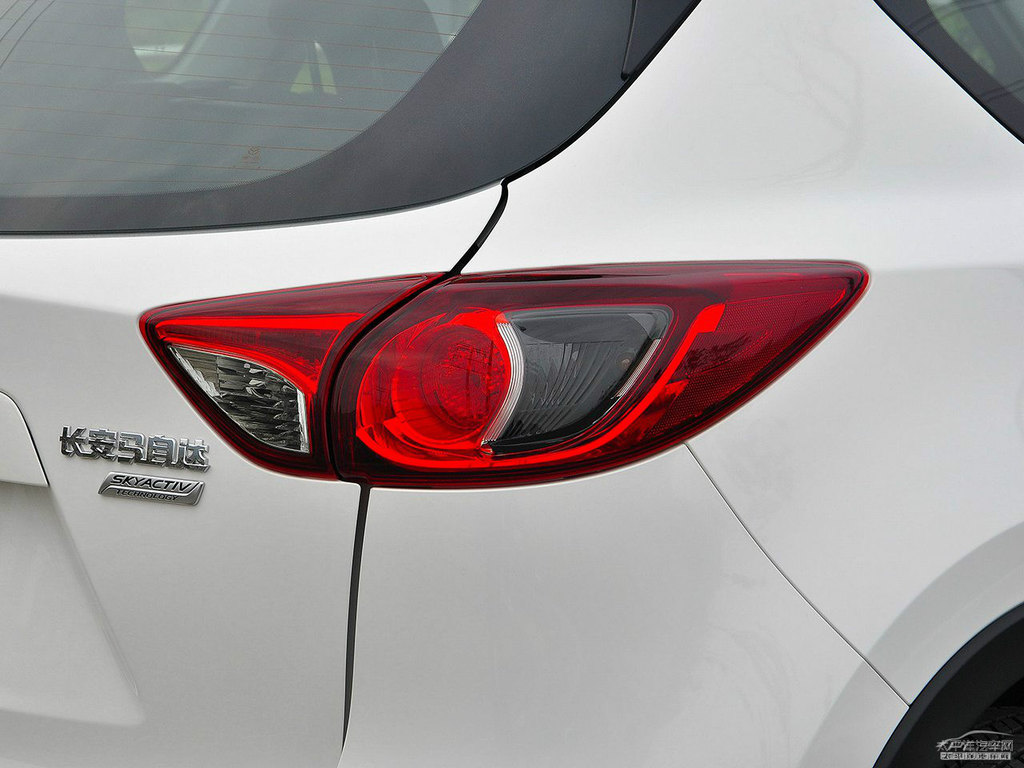 珠光白馬自達(dá)CX-5車尾外觀圖片