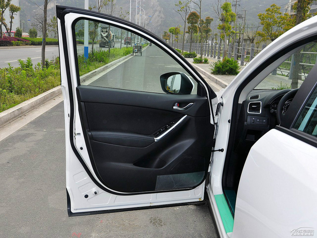 珠光白馬自達(dá)CX-5車(chē)廂內(nèi)飾圖片