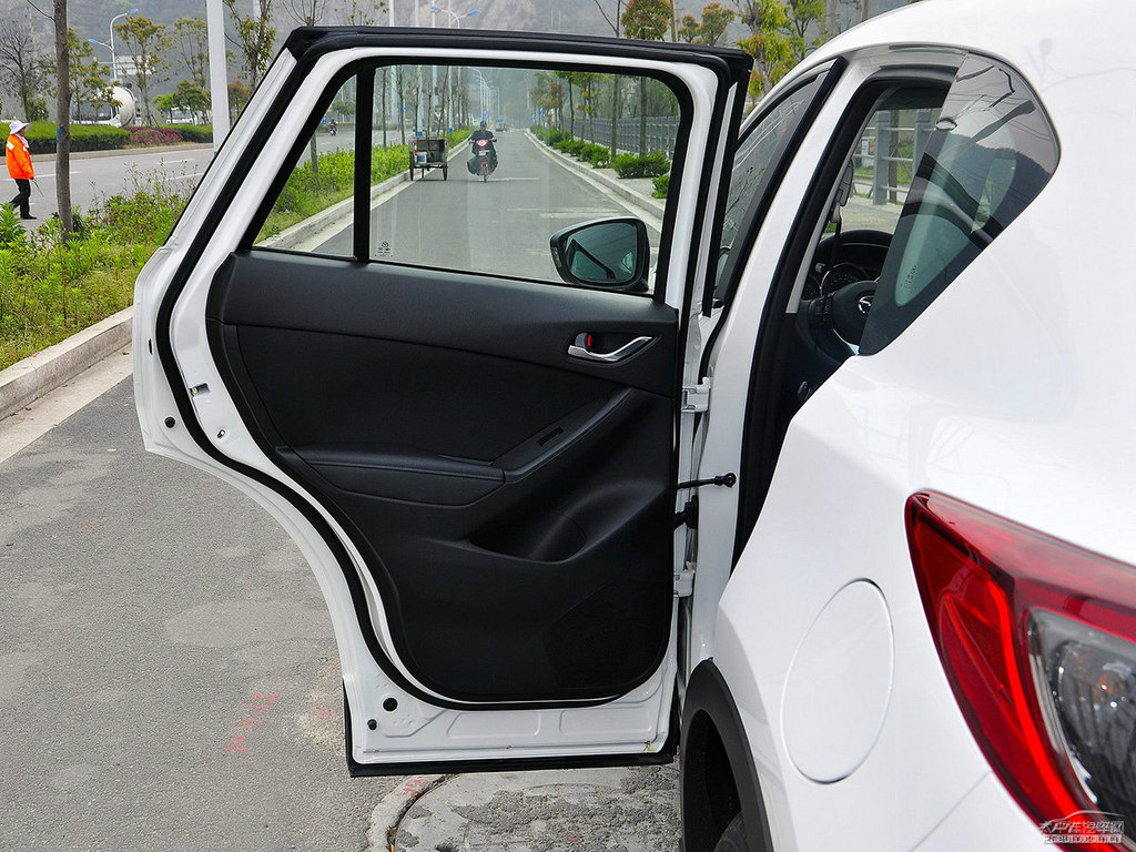 珠光白馬自達CX-5車廂內(nèi)飾圖片