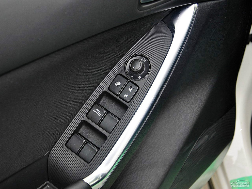 珠光白馬自達CX-5車廂內飾圖片