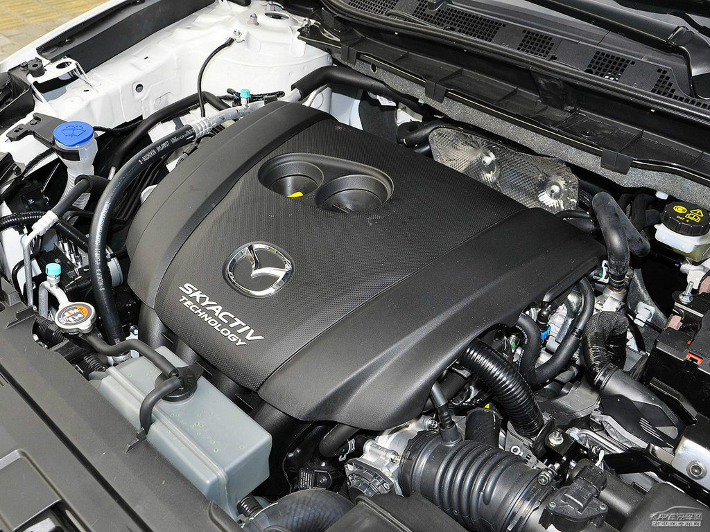 珠光白馬自達(dá)CX-5發(fā)動(dòng)機(jī)其它細(xì)節(jié)圖片