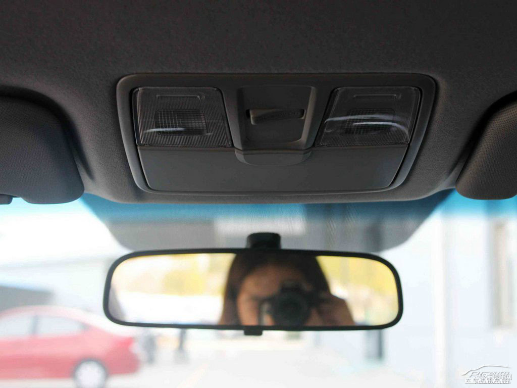 水晶白名圖車(chē)廂內(nèi)飾圖片