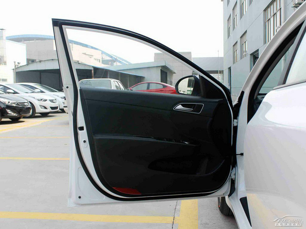 水晶白名圖車廂內(nèi)飾圖片