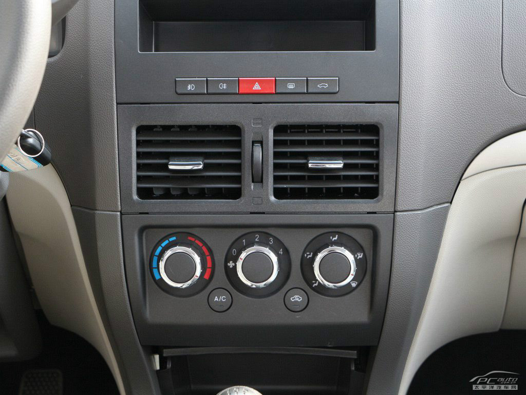 眾泰Z200內(nèi)飾高清大圖
