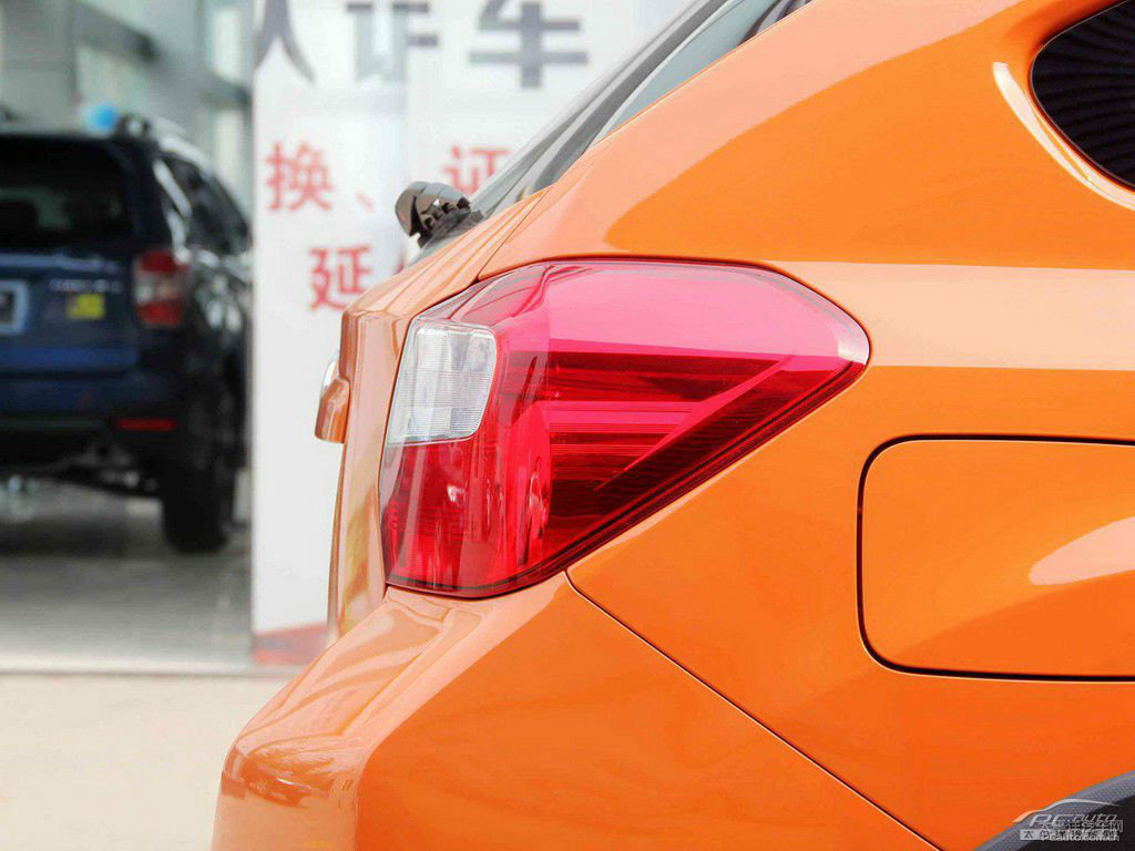 躍動(dòng)珠光橙斯巴魯XV車尾外觀圖片