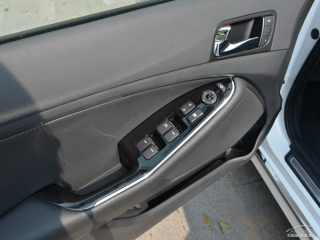 珍珠白起亞K5凱酷車廂內(nèi)飾圖片