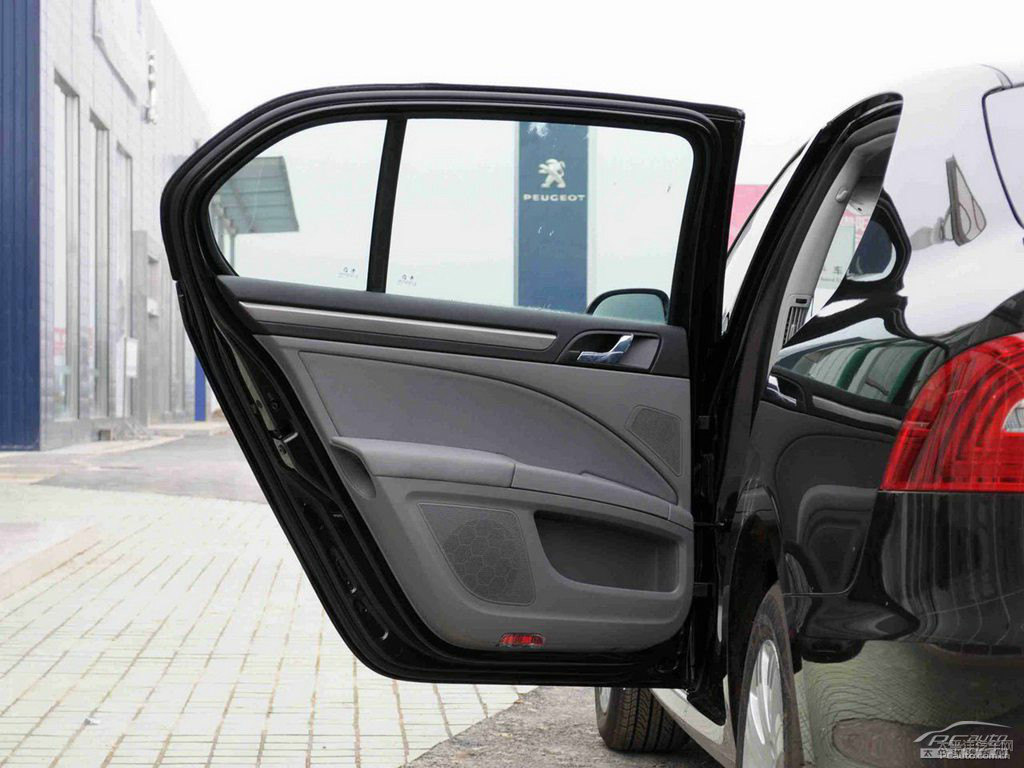 晶曜黑速派車廂內飾圖片