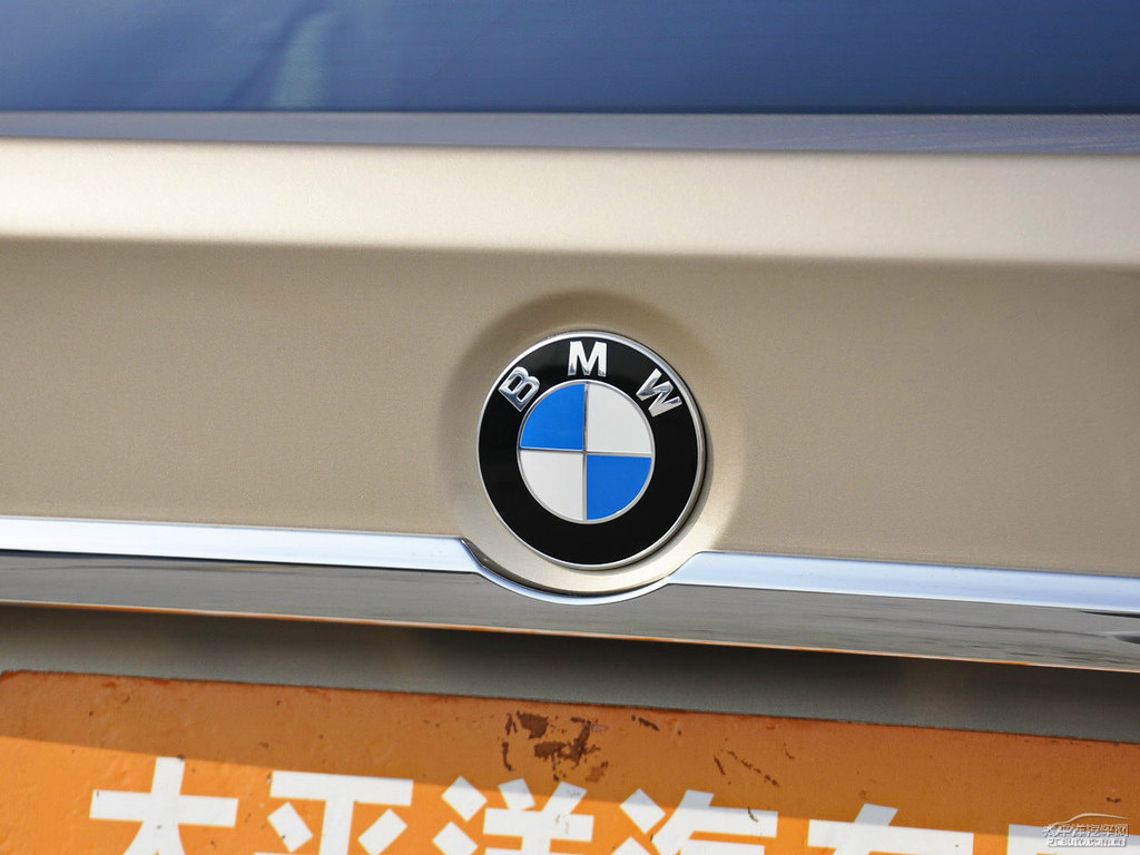 開士米銀寶馬3系車尾外觀圖片
