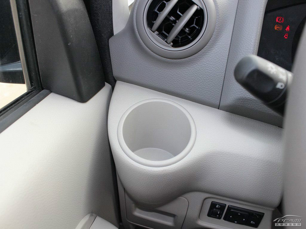 日產(chǎn)NV200空間高清大圖