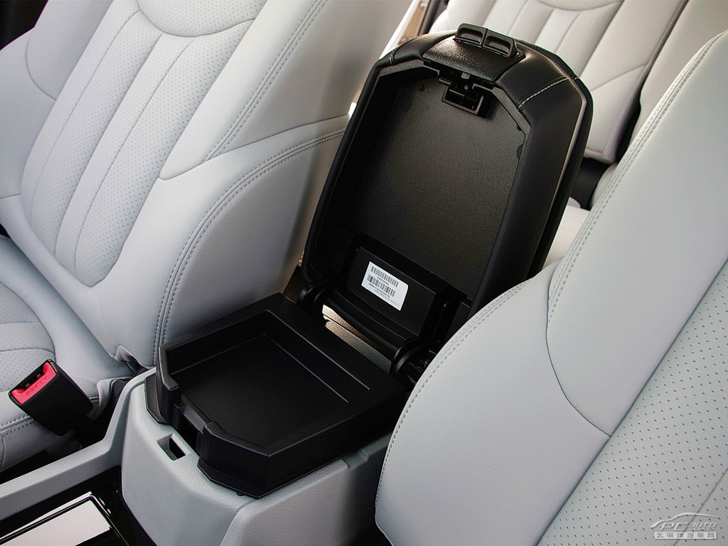 納智捷大7 SUV空間高清大圖