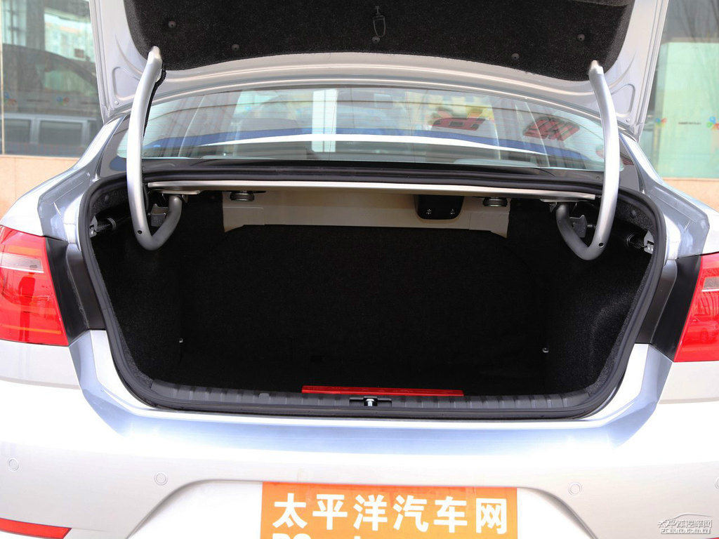 水晶銀寶來后備廂空間圖片