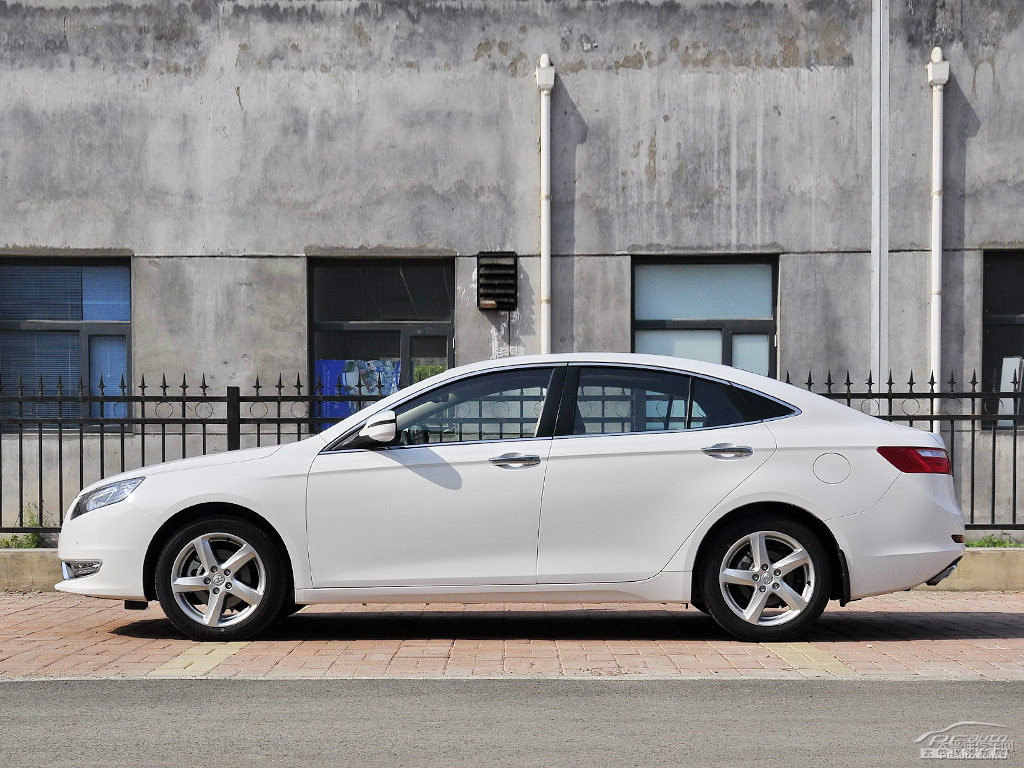 北極白奔騰B70整車外觀外觀圖片