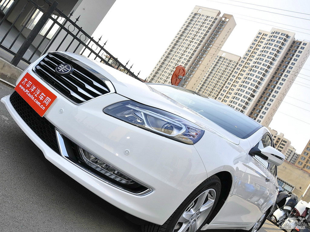 北極白奔騰B70車頭外觀圖片