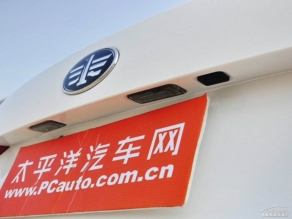 北極白奔騰B70車尾外觀圖片