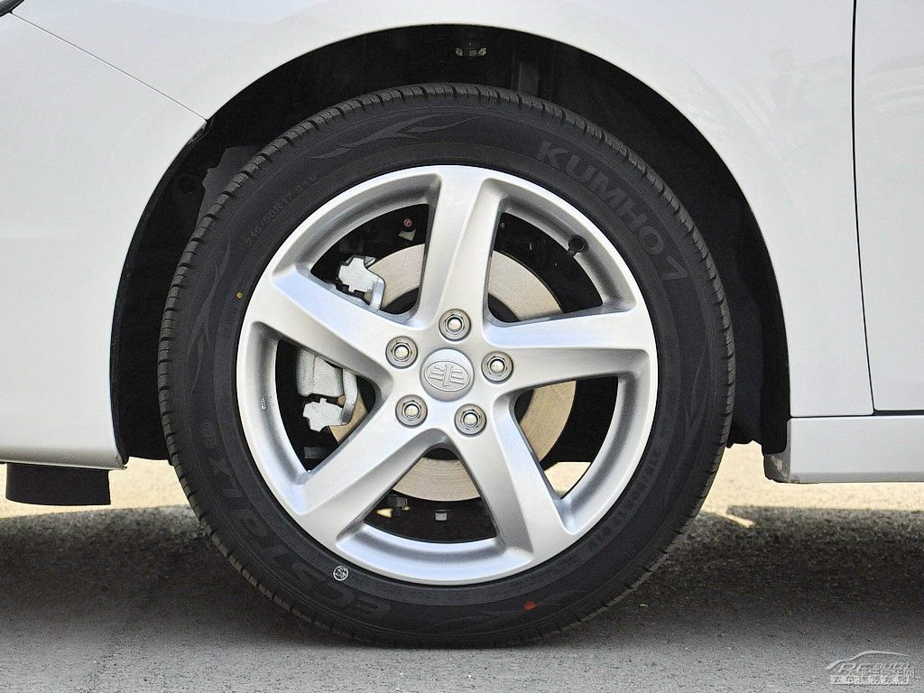 北極白奔騰B70車身外觀圖片