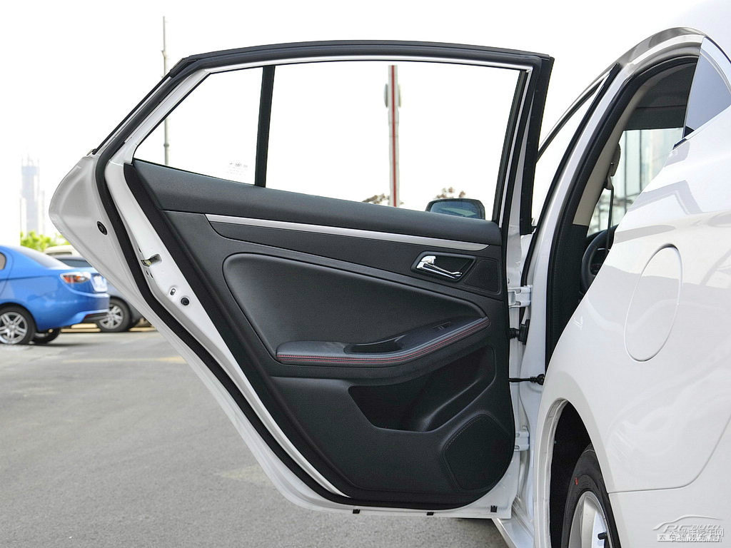 北極白奔騰B70車廂內(nèi)飾圖片