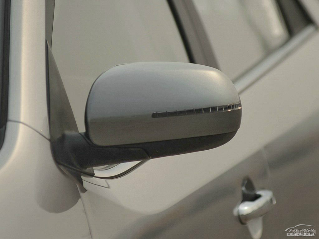 鉑金灰福瑞迪車身外觀圖片