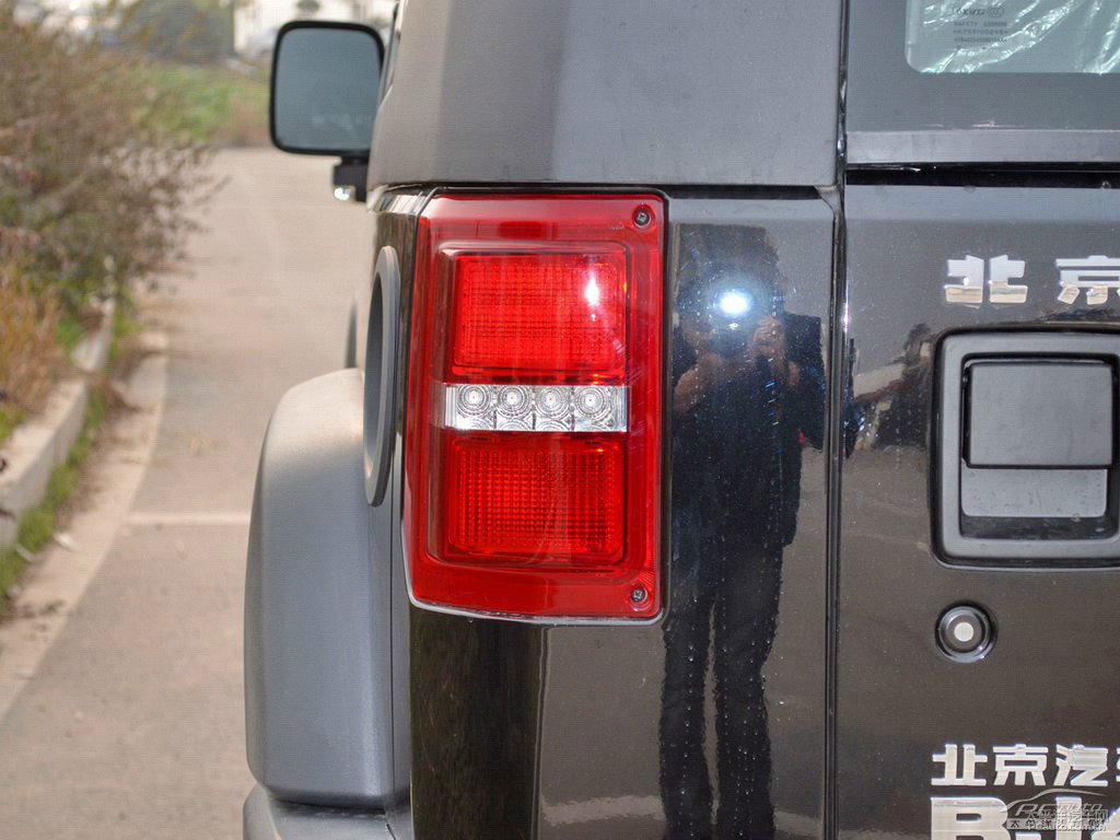 極夜黑北京BJ40車尾外觀圖片