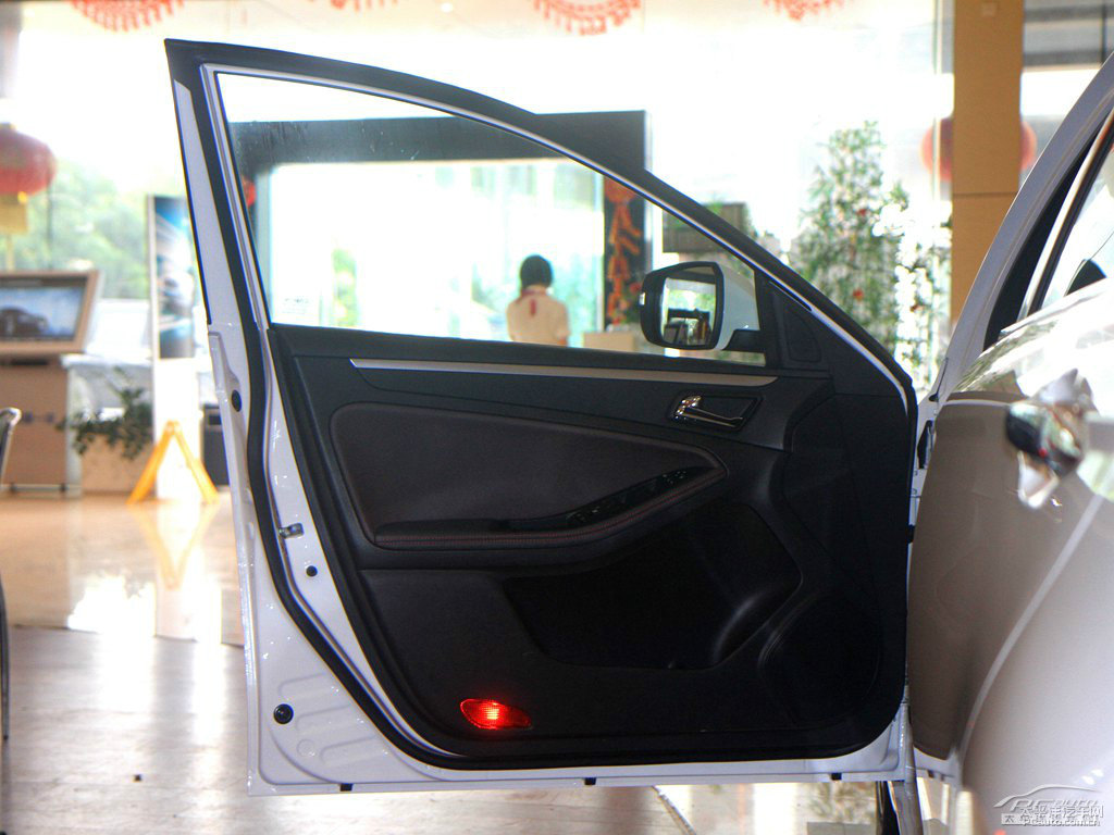 北極白奔騰B70車廂內(nèi)飾圖片