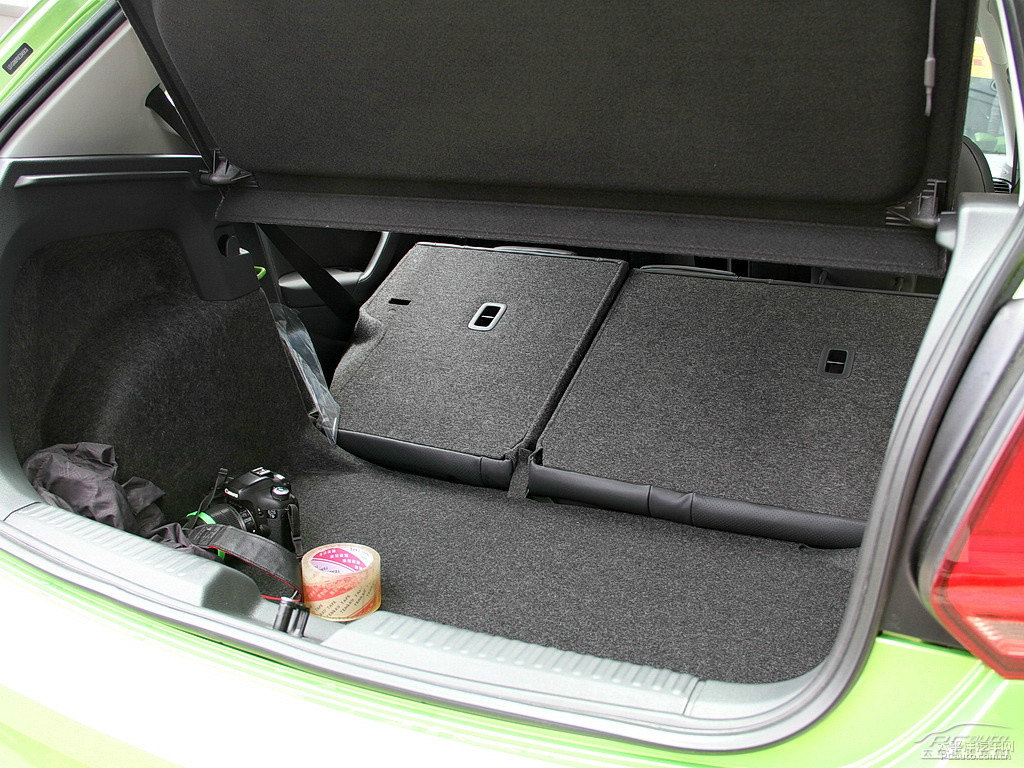 流光綠大眾Polo后備廂空間圖片