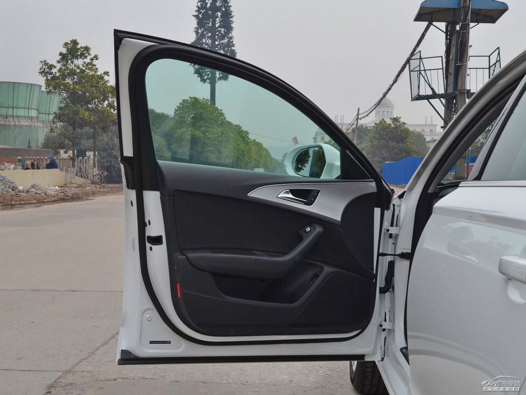 朱鷺白奧迪A6L車廂內(nèi)飾圖片