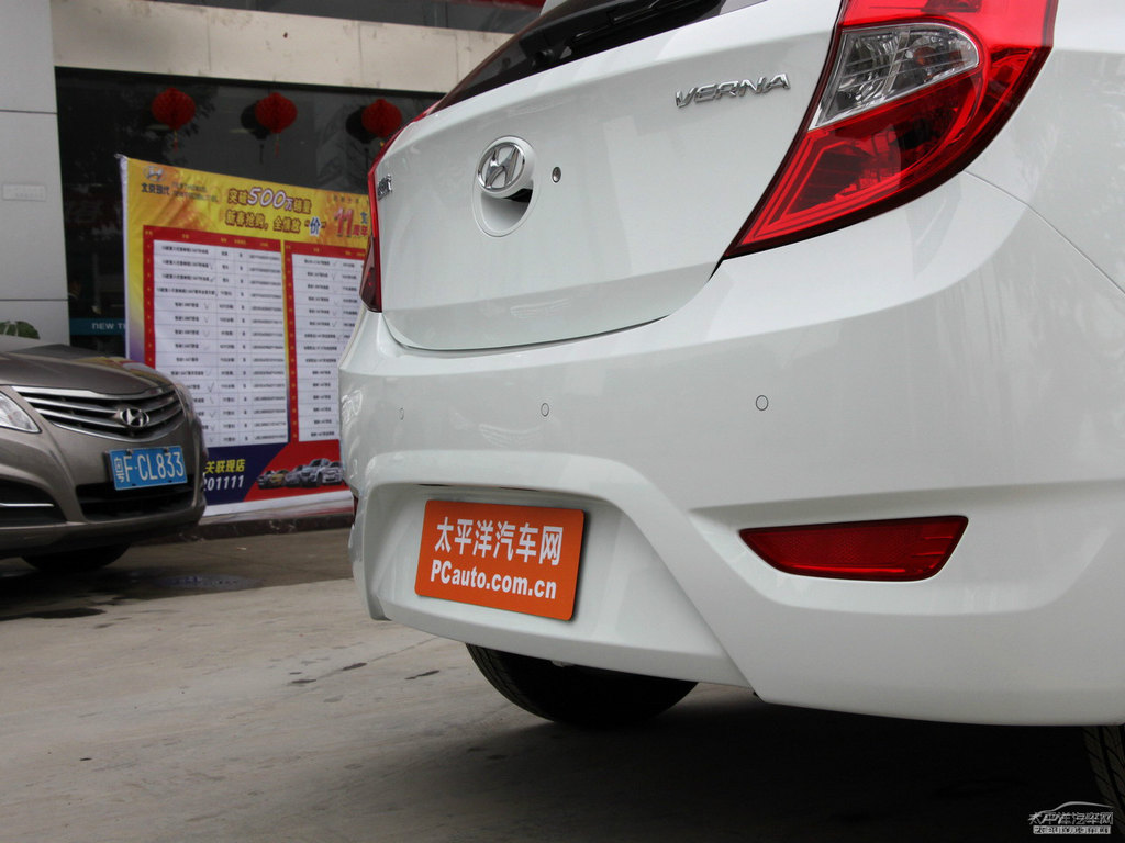 優(yōu)雅白瑞奕車尾外觀圖片