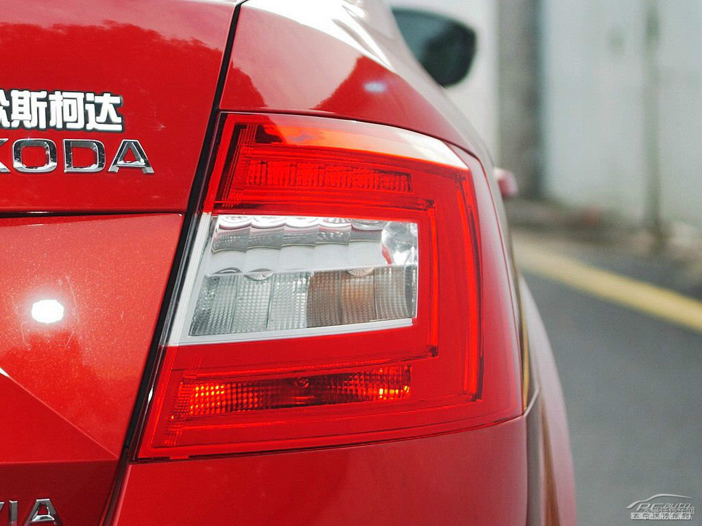 烈焰紅明銳車尾外觀圖片
