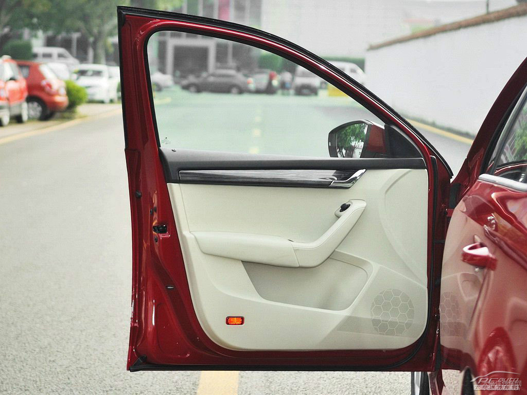 烈焰紅明銳車廂內(nèi)飾圖片